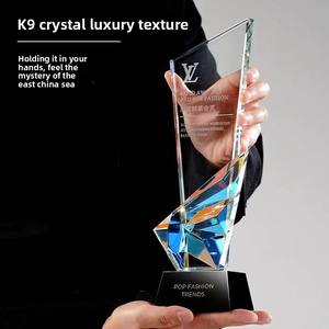 उत्कृष्ट स्टाफ वार्षिक बैठक पुरस्कार ट्रॉफी के लिए अनुकूलित नया एम्बॉस्ड ग्लास पुरस्कार - Product Image 5