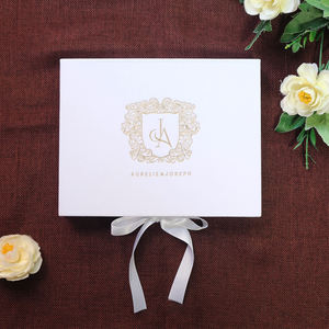 Boîte à invitations de mariage personnalisée en velours blanc avec un élégant couvercle découpé au laser, fermeture à loquet, feuille d'or, ruban en acrylique transparent - Product Image 3