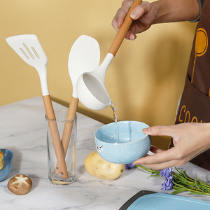Ensemble <span class=keywords><strong>de</strong></span> 28 <span class=keywords><strong>ustensiles</strong></span> <span class=keywords><strong>de</strong></span> <span class=keywords><strong>cuisine</strong></span> en silicone avec manches en bois antiadhésifs et support <span class=keywords><strong>de</strong></span> rangement pour la <span class=keywords><strong>cuisine</strong></span> - Product Image 5