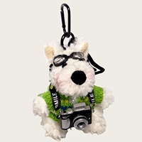 Breloque de sac chien blanc en peluche douce style aviateur avec caméra miniature, pull vert tricoté, pendentif DIY, lasso tressé, porte-clés pour sac à dos