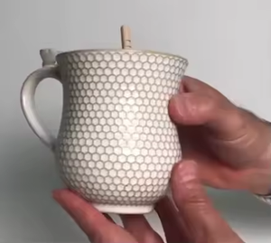 Grosir <span class=keywords><strong>Mug</strong></span> pola sarang lebah porselen emas timbul mewah dengan pengaduk gayung madu kayu 16oz cangkir kopi
