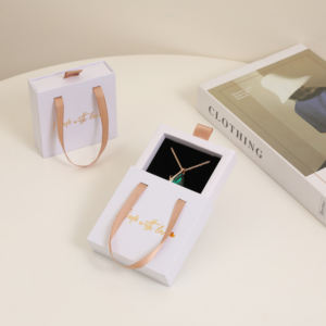 Boîtes d'emballage pour bijoux en satin avec logo personnalisé, design carré élégant pour boucles d'oreilles, cadeaux avec une touche personnalisée - Product Image 3