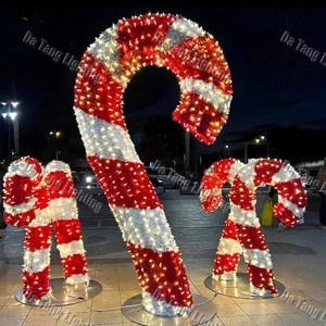 Sculptures de cannes à sucre rouges et blanches qui ajoutent un rythme vertical festif aux allées des parcs, aux places publiques et aux entrées de voies d'accès d'hôtels - Product Image 6