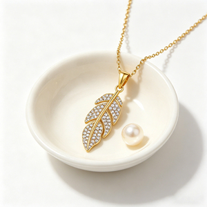 Collier Pendentif Plume en Laiton Plaqué Or 18K avec Zirconiums AAA, Vente en Gros Hengdian - Product Image 2