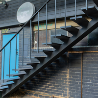 Escalier suspendu en structure acier invisible, marches d'escalier modernes, escalier flottant en cantilever pour villa intérieure
