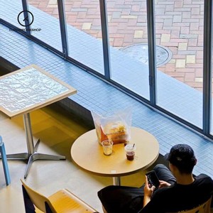 Juego de Mesa y Sillas de Comedor Personalizables de Acero Inoxidable con Cubierta de Cerámica Estilo Coreano para Restaurante, Pastelería o Cafetería - Product Image 4