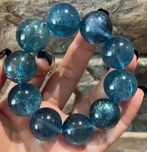 Pulsera de cuentas de resina Joyería de resina hecha a mano color azul transparente - Product Image 1