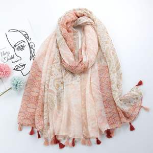 Plus de 200 styles de foulards floraux longs en polyester Bali Yarn, prêts à la vente, châles de loisirs et de tourisme, vente directe d'usine - Product Image 1