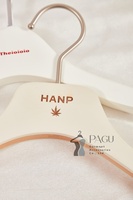 Weiße flexible Holzkleiderbügel Herren-Holzkleiderbügel Damen-Holzkleiderbügel Kleiderbügel - Personalisierte Hochzeits-Holzkleiderbügel mit Logo
