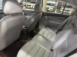 Coche Usado Skoda <span class=keywords><strong>Octavia</strong></span> 2010 Compacto Hatchback 5 Asientos LHD Gasolina para Exportación a África Venta al por Mayor Hecho en China - Product Image 2