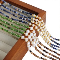 Collier en pierres naturelles aux tons terreux avec détail perle d'eau douce, chaîne d'extension ajustable plaquée or pour femme