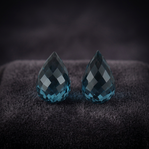 Topacio Azul Londres Natural en Forma de Gota, Corte Briolette, Piedras Preciosas Sueltas, Certificado por Terceros, Venta al Por Mayor, Gopika Exports para Joyería - Product Image 1