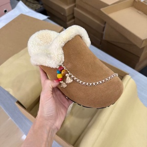 Mules UGG en daim doublées polaire à bout fermé, style ethnique avec perles colorées, chaudes pour l'hiver, chaussures décontractées à enfiler pour l'extérieur - Product Image 1