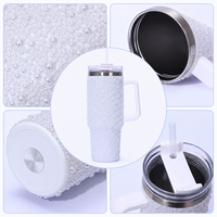 Mug isotherme de 40 onces avec perles, couvercle transparent à clapet et paille, finition blanche ornée de pierres, idéal pour les articles promotionnels de mariage