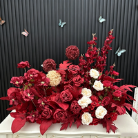 Décoration florale en rangée de roses bordeaux pour arche de mariage, centre de table, événements, allée et accessoires floraux au sol