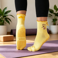 Chaussettes de Pilates personnalisées pour femmes, antidérapantes, chaussettes de yoga douces, respectueuses de la peau, chaussettes de sport tricotées, avec nœud cousu et broderie à volants