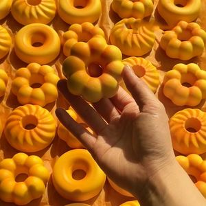 Donut Supersuave con Diseño en Forma de Pétalo, Juguete Antiestrés de PU de Rebote Lento, Regalo para Niños y Adultos, Juguete de Descompresión - Product Image 2