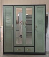 Armoire de chambre contemporaine avec portes miroir, panneaux à persiennes et poignées élégantes dorées