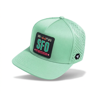 Op maat gemaakte witte polyester waterdichte performance pet hardloop sportcap met lasergesneden touwdetail en rubberen patch logo