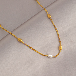 Classique médias sociaux à la mode couleur or élégant porter idée légère délicat or titane acier collier pour les femmes en gros Fit - Product Image 4