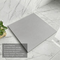 Carrelage en porcelaine gris uni moderne, finition mate pure pour revêtements de sol architecturaux minimalistes