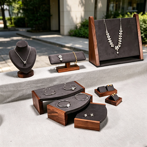 Exhibidores de Joyería Ecológicos de Terciopelo de 3 Niveles con Diseño de Cajón Deslizante y Marcos de Madera Natural para Boutiques - Product Image 4