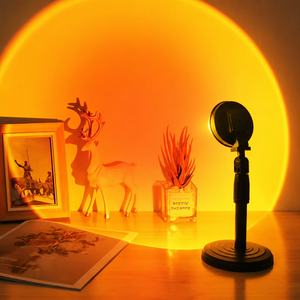 Lampada LED Effetto <span class=keywords><strong>Tramonto</strong></span> con Telecomando RGB 16 Colori, Proiezione Arcobaleno, Luce Notturna dal Design Moderno e Compatto, Alimentata a Batteria - Product Image 2
