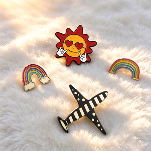 Broche de esmalte suave de aleación para mujer, diseño personalizado, para regalo de compromiso y aniversario - Product Image 1