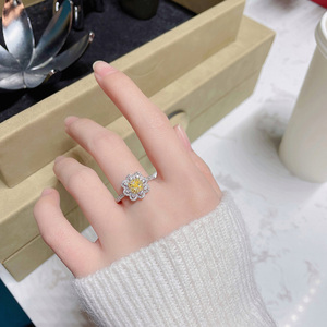 Lucine Significativo Diamante amarillo Tres Anillos de Compromiso de piedra Contando tu amor Diamante amarillo Anillo de compromiso de tres piedras - Product Image 4