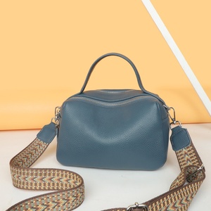 <span class=keywords><strong>Sac</strong></span> à main pour <span class=keywords><strong>femme</strong></span> en <span class=keywords><strong>cuir</strong></span> véritable tendance avec logo personnalisé, <span class=keywords><strong>sac</strong></span> fourre-tout de luxe en <span class=keywords><strong>cuir</strong></span> de vachette <span class=keywords><strong>souple</strong></span>, <span class=keywords><strong>sac</strong></span> à bandoulière messager à la mode pour <span class=keywords><strong>femme</strong></span> - Product Image 3