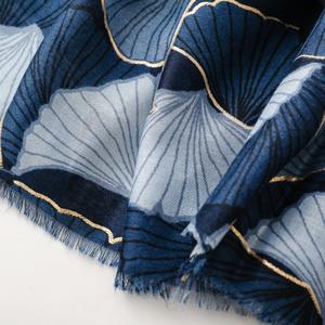 Écharpe à tête imprimée de haute qualité, grandes étoles, sensation de coton viscose doux, feuilles dorées brillantes, écharpes enveloppantes, châles - Product Image 6