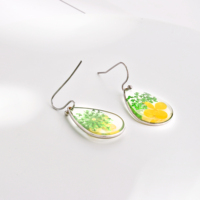 Boucles d'oreilles personnalisées en forme de larme de fleurs pressées séchées en résine transparente Boucles d'oreilles goutte d'eau en forme de fleurs séchées