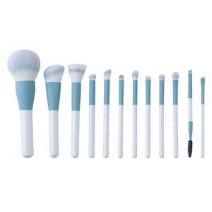 YUE Hot Style <span class=keywords><strong>Recomendado</strong></span> 12 PCS Clear Sky Face Makeup Brush Set Super Soft Pelo sintético Principiante Herramientas de belleza al por mayor - Product Image 1