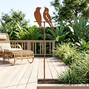 Ornement de jardin Art Déco en fer forgé avec deux oiseaux perchés sur une barre transversale, finition thermolaquée pour jardins et cours, charme artistique naturel - Product Image 2