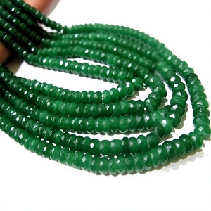 Perles vertes émeraude rondes micro-facettées de 6 à 8 mm, brin de 8 pouces de long - Product Image 1