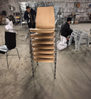 Chaise de conférence commerciale empilable et accrochable OKBUY en contreplaqué courbé avec cadre chromé pour la formation et les banquets