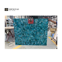 Comptoir de bar en pierre translucide apatite cristal rétro-éclairé bleu turquoise personnalisé