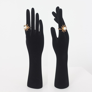 Mainnequin de main en velours sur mesure pour la vente en gros, modèle de main pour l'affichage de bijoux et d'accessoires - Product Image 1