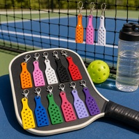 Porte-clés personnalisé en forme de raquette de pickleball avec accessoires argentés, breloque en PVC souple, 19 trous de fixation, pour vente en gros, personnalisation OEM, cadeau pour sac à dos