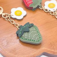 Porte-clés en cuir véritable fait main motif fraise, breloque pour sac à dos, porte-clés de voiture, design frais et créatif, best-seller