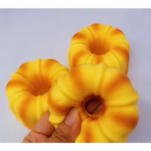 Jouet anti-stress en PU à rebond lent, en forme de pain d'ananas creux - Product Image 2
