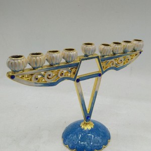 Ménorah en métal orné - Finition émail et alliage - Cadeaux Judaïca personnalisés - Chandeliers de Shabbat en gros pour la fête du Shabbat - Product Image 4