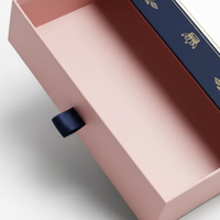 Benutzer definierte Blue Pink Gold Trim European Style Kleidung Geschenk box Magnet verschluss Tragbare recycelbare starre Box mit Prägung