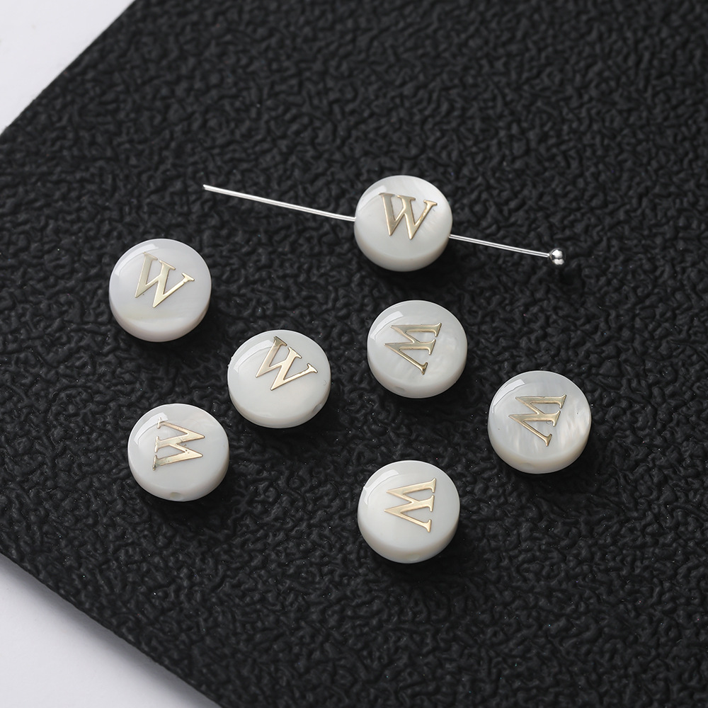 Perles lettres coquillages -- W