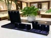 Boîte à bijoux LED noire de luxe pour bagues, boucles d'oreilles, pendentifs, bracelets et chaînes – Idéale pour offrir