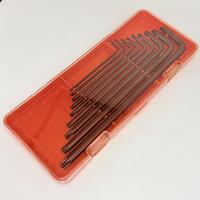 Boîte en plastique marron contenant 9 clés universelles, tournevis cruciformes, outils manuels à bras long S2 et kit d'outils de réparation