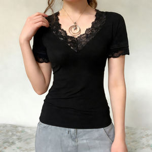 T-shirt décontracté à manches courtes en maille unie extensible avec col en V et dentelle, coupe ajustée, écologique, pour l'été - Product Image 2