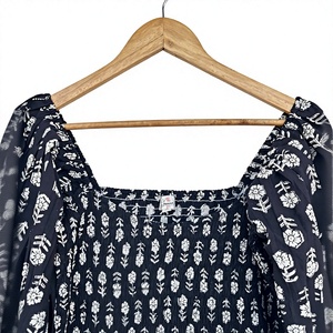 Robe longue en coton smocké à fleurs, col en V, style bohème, tenue d'été pour femme, robe noire imprimée à la main, robe indienne pour soirée en jardin - Product Image 2