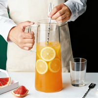 Pichet à eau en verre borosilicate de 1,35 L avec couvercle et filtre |   Carafe à boissons résistante à la chaleur avec poignée pour jus et boissons froides