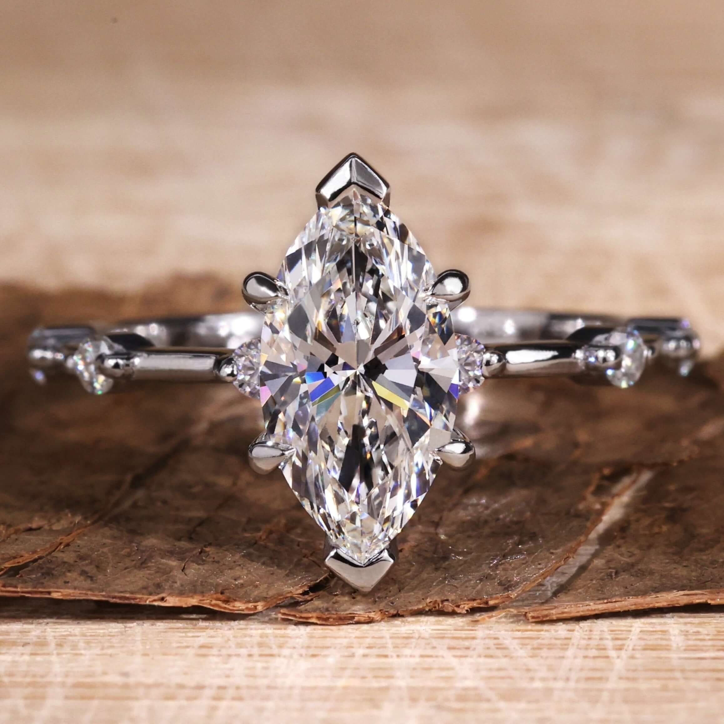 Horse's eye cut ring